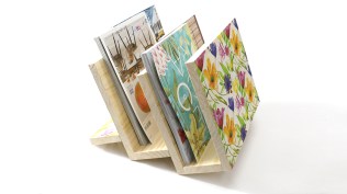 Porta-revistas de madeira decorado com papel de parede